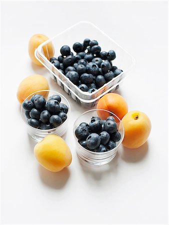 simsearch:614-01088098,k - Still life with apricots and blueberries in glass tumblers Stock Photo - Premium Royalty-Free, Code: 614-08876146