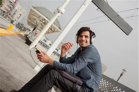 simsearch:649-07560129,k - Man wearing headphones at station, Los Angeles, California, USA Foto de stock - Sin royalties Premium, Código: 614-08876369