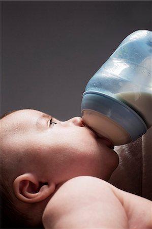 satisfacción - Mother feeding baby son with baby bottle Foto de stock - Sin royalties Premium, Código: 614-08876593