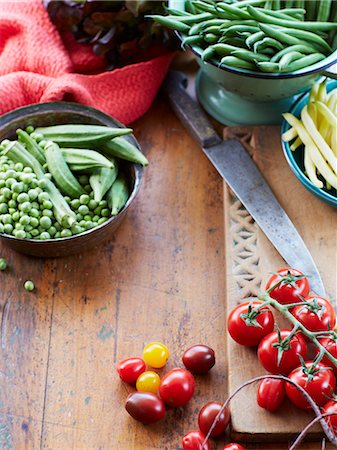 simsearch:6118-07808971,k - Still life of fresh vegetables with vine tomatoes, peas and okra Stock Photo - Premium Royalty-Free, Code: 614-08876643