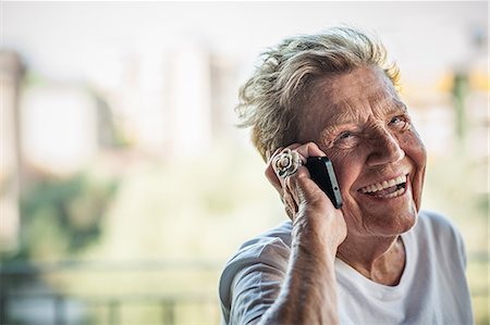 senior technology - A very senior woman chatting and laughing on smartphone on apartment balcony Photographie de stock - Premium Libres de Droits, Code: 614-08876743
