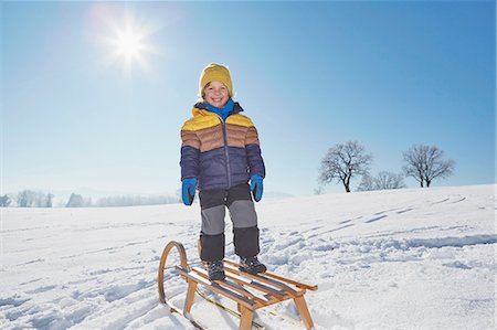 simsearch:614-07031875,k - Portrait of young boy standing on sled in snowy landscape Foto de stock - Sin royalties Premium, Código: 614-08877218