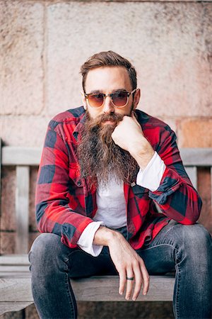 simsearch:649-07560393,k - Portrait of man with beard wearing sunglasses Photographie de stock - Premium Libres de Droits, Code: 614-08877430