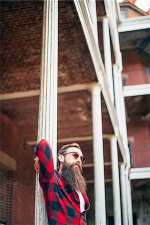 simsearch:649-07560393,k - Man with beard leaning against a pillar Photographie de stock - Premium Libres de Droits, Code: 614-08877432