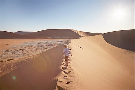 simsearch:855-06313097,k - Boy walking on sand dune, Namib Naukluft National Park, Namib Desert, Sossusvlei, Dead Vlei, Africa Foto de stock - Sin royalties Premium, Código: 614-08877458