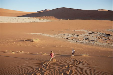 simsearch:855-06313097,k - Boys walking on sand dune, Namib Naukluft National Park, Namib Desert, Sossusvlei, Dead Vlei, Africa Foto de stock - Sin royalties Premium, Código: 614-08877459