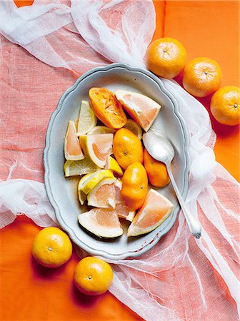 simsearch:700-00015318,k - Dish of sliced pink grapefruit, lemon, orange and tangerines Photographie de stock - Premium Libres de Droits, Code: 614-08877468