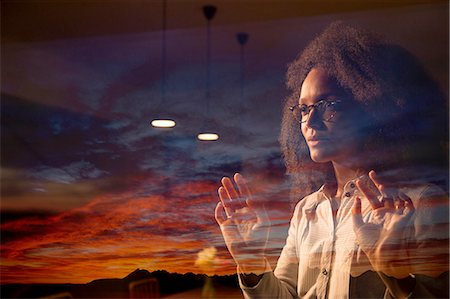 simsearch:614-06897927,k - Woman looking through window at Cuillin mountain range, Isle of Skye, Scotland Foto de stock - Sin royalties Premium, Código: 614-08877556