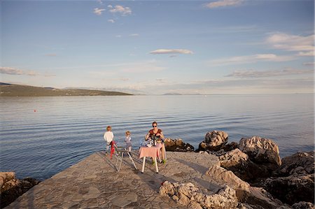 simsearch:614-06897023,k - Mother and two sons picnicing on coast, Krk, Croatia Stock Photo - Premium Royalty-Free, Code: 614-08877596