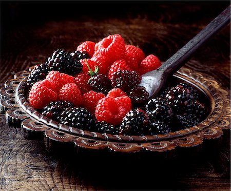 simsearch:614-01088098,k - Succulent, juicy, fresh raspberries and blackberries on carved ornamental plate Stock Photo - Premium Royalty-Free, Code: 614-08877621