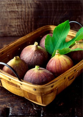 simsearch:614-01088098,k - Fresh figs and leaf in woven basket Stock Photo - Premium Royalty-Free, Code: 614-08877622