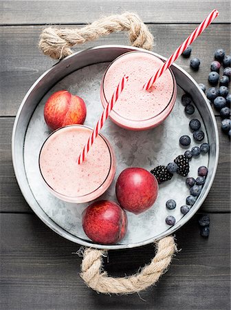 simsearch:614-01088098,k - Fresh fruit smoothies with nectarines and blackberries Stock Photo - Premium Royalty-Free, Code: 614-08877682