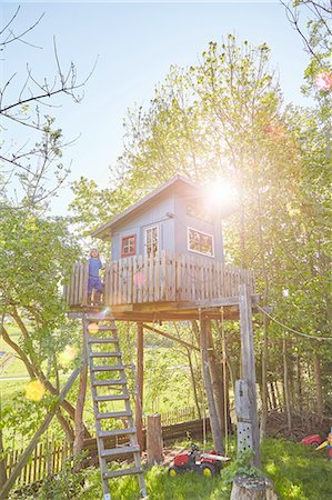 simsearch:649-06845253,k - Young boy in tree house Stock Photo - Premium Royalty-Free, Code: 614-08877876