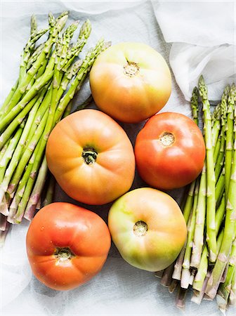 simsearch:614-01088098,k - Still life of asparagus and tomatoes on muslin Stock Photo - Premium Royalty-Free, Code: 614-08878286