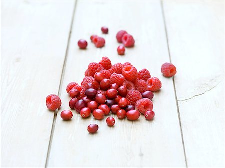 simsearch:614-01088098,k - Raspberries and cranberries on whitewashed wooden table Stock Photo - Premium Royalty-Free, Code: 614-08878298