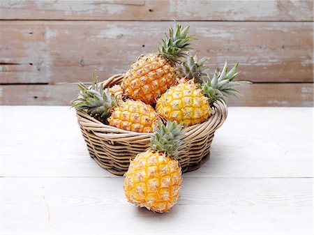 simsearch:614-01088098,k - Pineapples in wicker basket on wooden table Stock Photo - Premium Royalty-Free, Code: 614-08878300