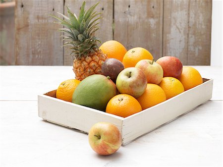 simsearch:614-01088098,k - Crate of fruit on whitewashed wooden table Stock Photo - Premium Royalty-Free, Code: 614-08878314