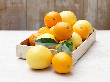 simsearch:614-01088098,k - Crate of oranges on whitewashed wooden table Stock Photo - Premium Royalty-Free, Code: 614-08878313