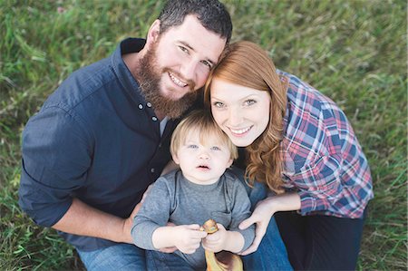 simsearch:614-07031875,k - Portrait of young boy with mother and father, outdoors Foto de stock - Sin royalties Premium, Código: 614-08878486