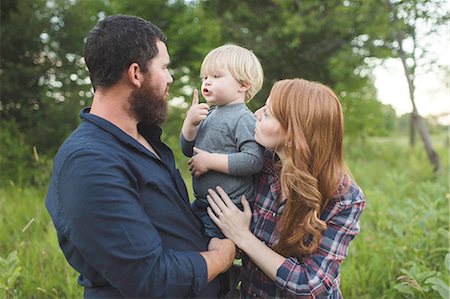 simsearch:614-07031875,k - Mother and father holding young son, outdoors Foto de stock - Sin royalties Premium, Código: 614-08878496