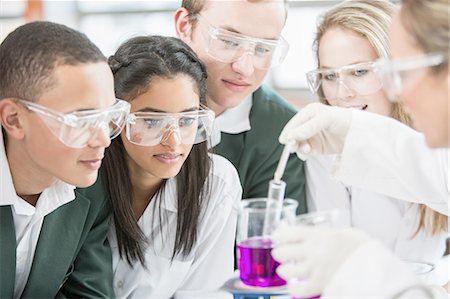simsearch:614-02984826,k - Teacher showing experiment to students in lab Stock Photo - Premium Royalty-Free, Code: 614-08878749