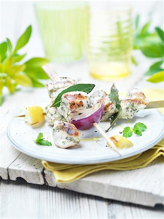 simsearch:614-01088098,k - Plate of chicken souvlaki kebabs, red onion and lemon on wooden garden table Stock Photo - Premium Royalty-Free, Code: 614-08878833