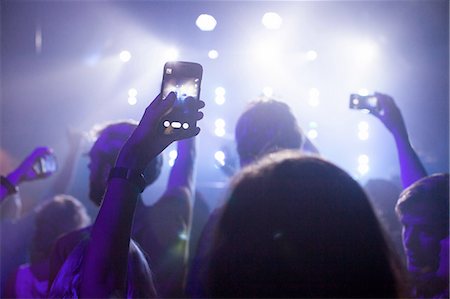 simsearch:6115-08105215,k - Group of friends watching and taking photograph of performer in club Foto de stock - Sin royalties Premium, Código: 614-08878938