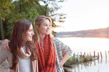 Young women enjoying scenery by lake Foto de stock - Sin royalties Premium, Código: 614-08879011