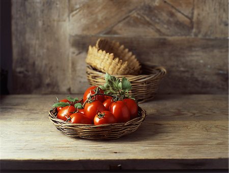 simsearch:614-01088098,k - Fresh organic roma tomatoes in wicker basket Stock Photo - Premium Royalty-Free, Code: 614-08879055
