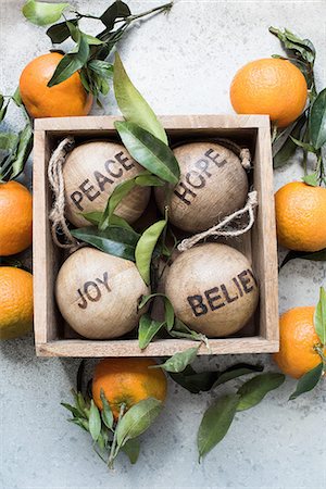 simsearch:614-01088098,k - Overhead view of Christmas decorations in wood box surrounded by citrus fruit Stock Photo - Premium Royalty-Free, Code: 614-08879073