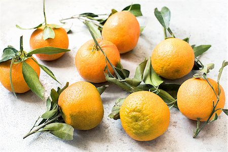 simsearch:614-01088098,k - High angle view of oranges with leaves Stock Photo - Premium Royalty-Free, Code: 614-08879101