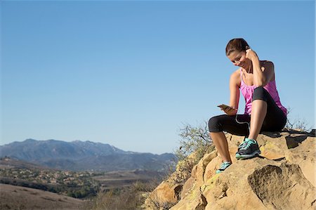 Female runner choosing smartphone music on top of hill, Thousand Oaks, California, USA Photographie de stock - Premium Libres de Droits, Code: 614-08879160