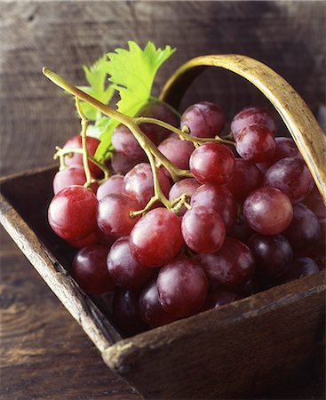 simsearch:614-01088098,k - Bunch of red grapes in vintage basket Stock Photo - Premium Royalty-Free, Code: 614-08879299