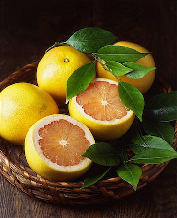 simsearch:614-01088098,k - Whole and sliced grapefruit and leaves in wicker basket Stock Photo - Premium Royalty-Free, Code: 614-08879304