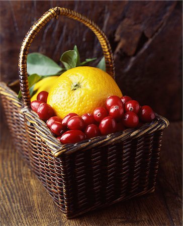 simsearch:614-01088098,k - Fresh oranges and cranberries with green leaves in wicker basket Stock Photo - Premium Royalty-Free, Code: 614-08879306