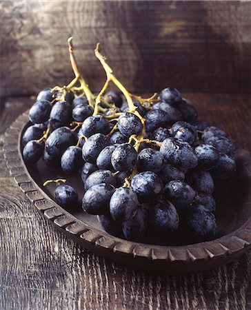 simsearch:614-01088098,k - Bunch of black grapes in vintage wooden bowl Stock Photo - Premium Royalty-Free, Code: 614-08879300