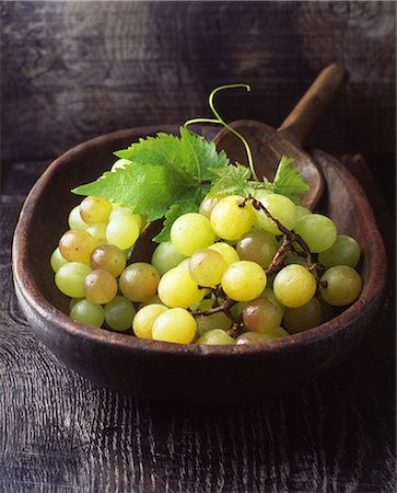 simsearch:614-01088098,k - Bunch of green grapes in vintage wooden bowl Stock Photo - Premium Royalty-Free, Code: 614-08879301