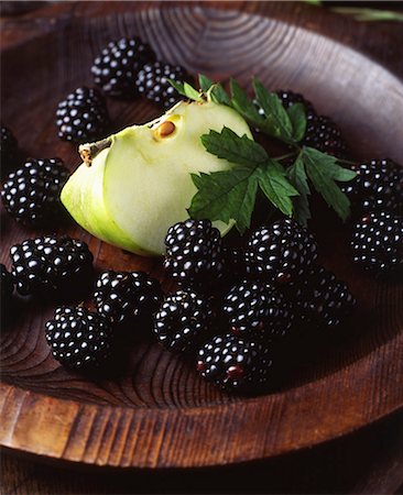 simsearch:614-01088098,k - Fresh green apple slice and blackberries in wooden bowl Stock Photo - Premium Royalty-Free, Code: 614-08879303