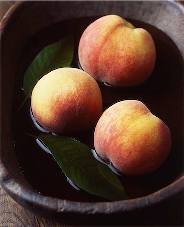 simsearch:614-01088098,k - Peaches and leaves in vintage wooden bowl of water Stock Photo - Premium Royalty-Free, Code: 614-08879311