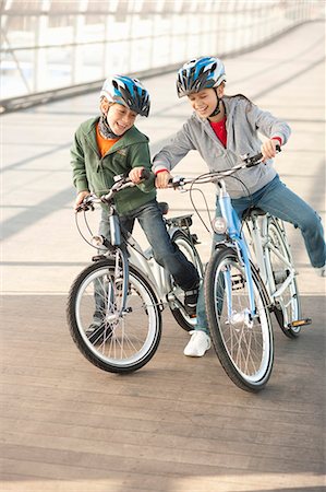 Children riding bicycles in city tunnel Foto de stock - Sin royalties Premium, Código: 614-08870011