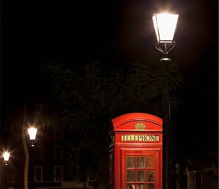 Red telephone box on city street Foto de stock - Sin royalties Premium, Código: 614-08870102