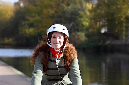 Woman riding bicycle along waterfront Photographie de stock - Premium Libres de Droits, Code: 614-08870126