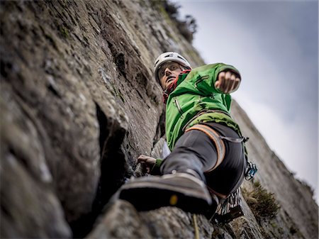 simsearch:649-05949892,k - Rock climber scaling steep rock face Photographie de stock - Premium Libres de Droits, Code: 614-08870392