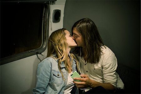 simsearch:6108-06166423,k - Couple kissing in trailer Foto de stock - Sin royalties Premium, Código: 614-08870744