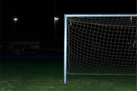 simsearch:632-06317210,k - Soccer goal in field at night Foto de stock - Sin royalties Premium, Código: 614-08870824