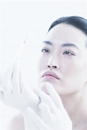 simsearch:614-06813654,k - Woman examining syringe Foto de stock - Sin royalties Premium, Código: 614-08871387