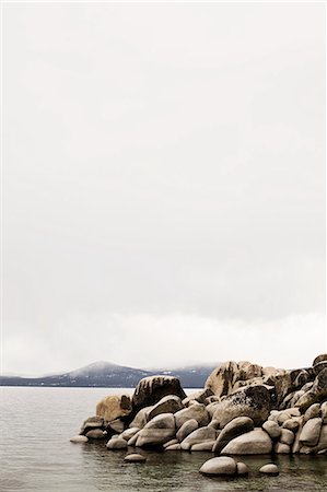 simsearch:614-07487145,k - Rocks at Lake Tahoe, California, USA Photographie de stock - Premium Libres de Droits, Code: 614-08872123