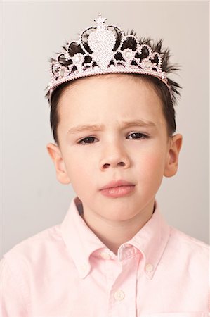 Portrait of a boy wearing a tiara Foto de stock - Sin royalties Premium, Código: 614-08872364