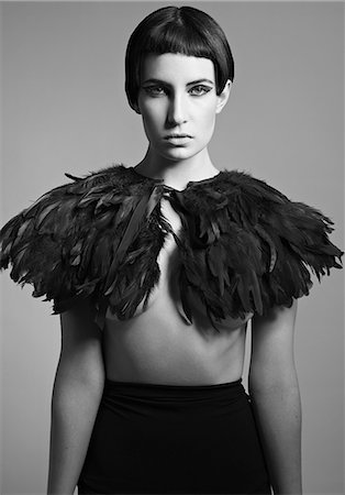 simsearch:614-06896619,k - Young woman wearing feather cape, portrait Foto de stock - Sin royalties Premium, Código: 614-08872381