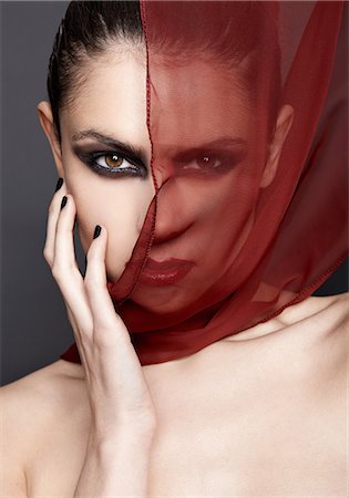 simsearch:614-06896619,k - Young woman with red scarf covering face, portrait Foto de stock - Sin royalties Premium, Código: 614-08872383